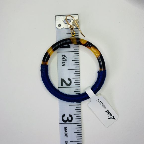 LISA AUGUST Vegan Tortoise Hoop Earrings - Picture 4 of 5